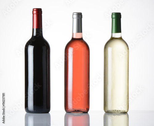Botellas de vino tinto, rosado y blanco