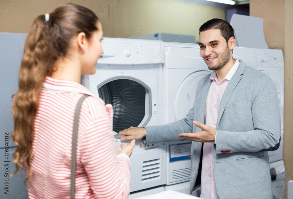 Obraz premium salesman and customer in store