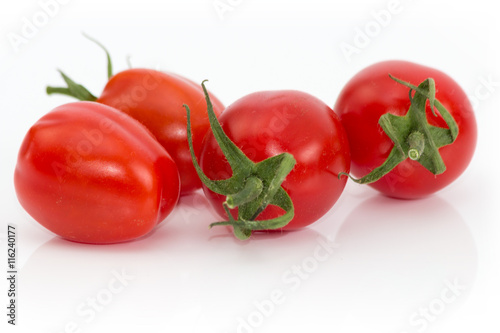 rote Tomaten freigestellt auf weißem Hintergrund