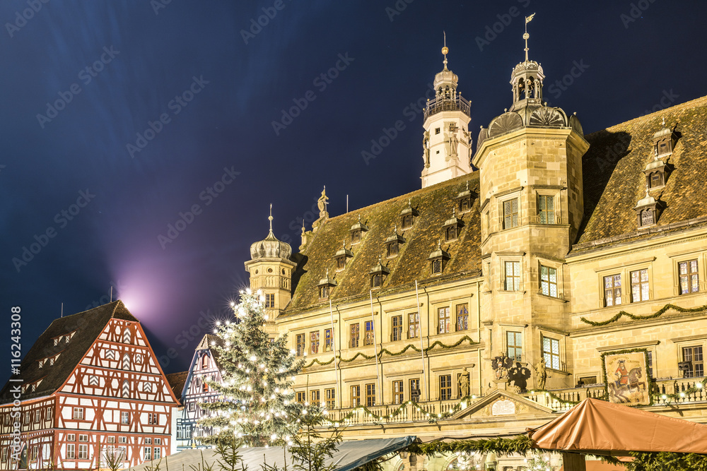 Marktplatz zu Weihnachten in Rothenburg ob der Tauber mit Rathaus (rechts) und dem roten Fleisch- und Tanzhaus (links)
