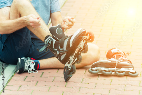 Obraz na płótnie Man preparing for roller blading,