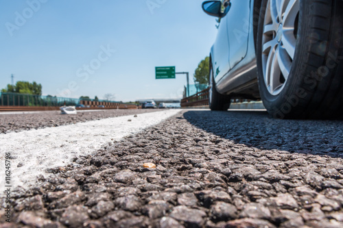 Auto auf Autobahn, Froschperspektive photo