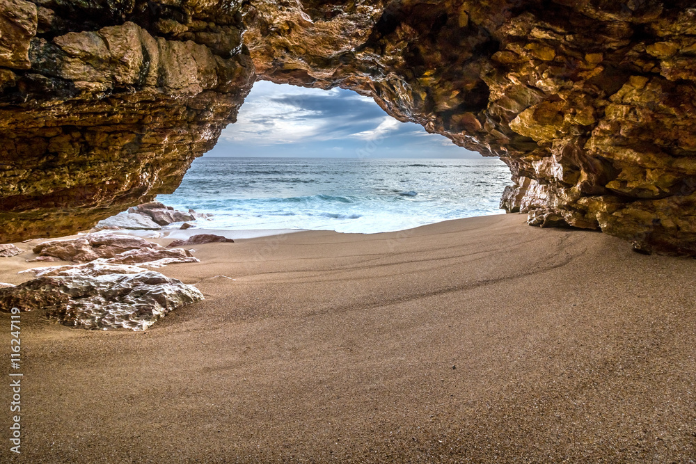 Fototapeta premium Portugalia - jaskinia na wybrzeżu