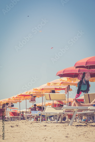 Sonnenschirme und Liegest  hle am Strand  Rimini  Italien  retro