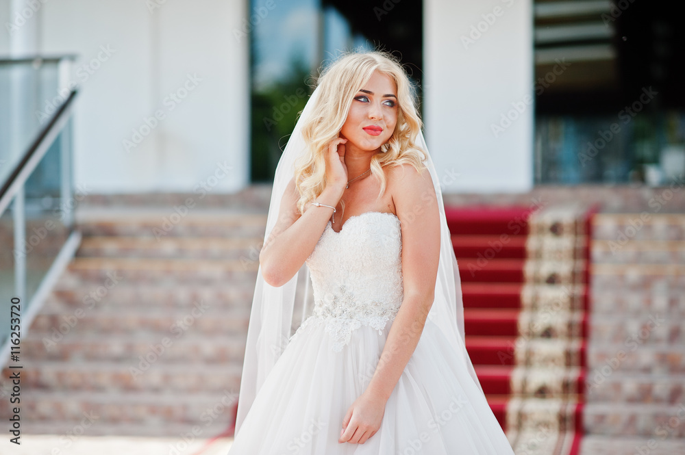 Naklejka premium Elegant blonde blue eyes fashion bride at great wedding hall on