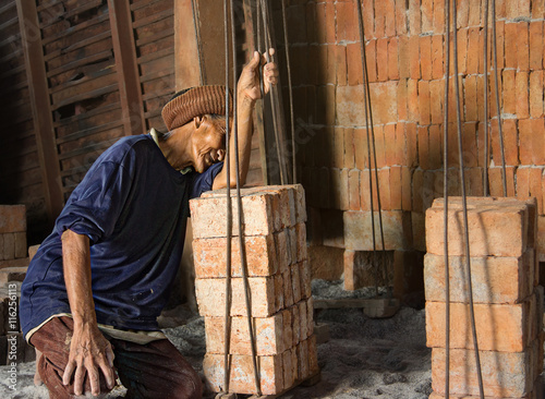 Tableau sur toile The poor labor is not easily, unable to leave as you wish.