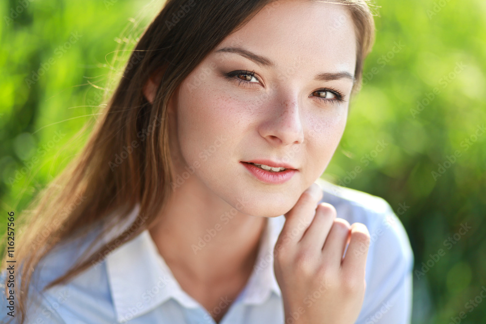 Obraz premium young woman surrounded by green