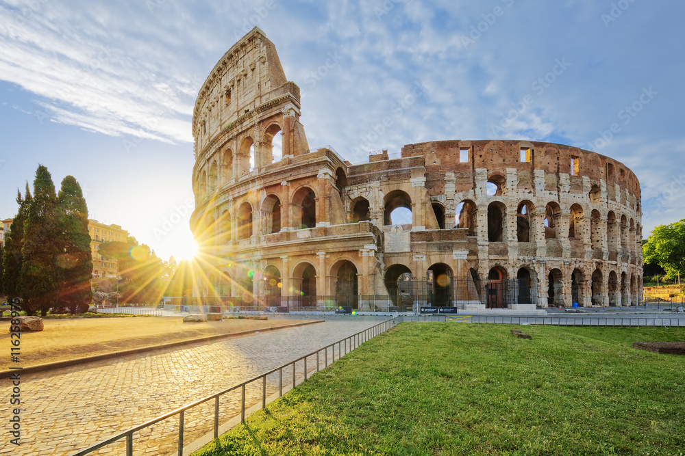 Obraz premium Koloseum w Rzymie z porannym słońcem