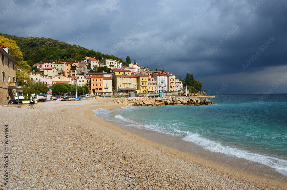 Strand eines kroatischen Dorfes vor dem Gewitter