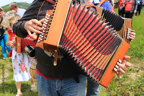 cantastorie con fisarmonica musicista di strada photo