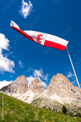 Bandiera Tirolese Ladina nei pressi del Passo Sella con le cime del gruppo di Sella