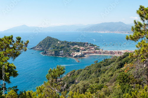 Dal sentiero di Punta Manara - Vista della Baia del Silenzio a Sestri Levante, Italia.