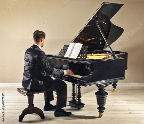 Photo Musician playing piano
