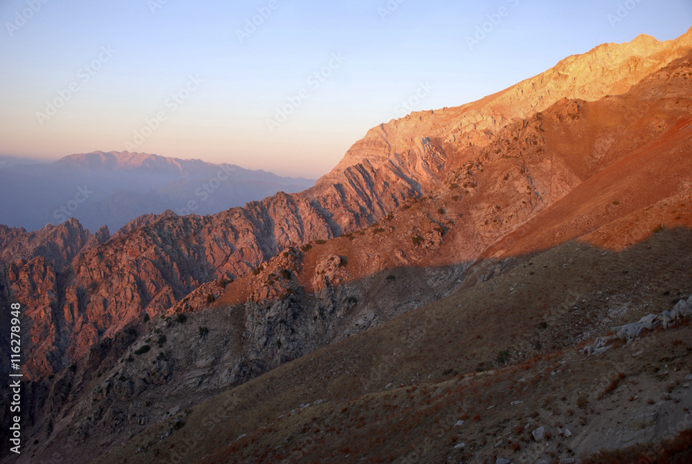 Оранжевый закат в горах Узбекистана