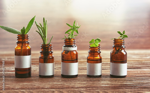 Εκτύπωση καμβά Dropper bottles and herbs on wooden table