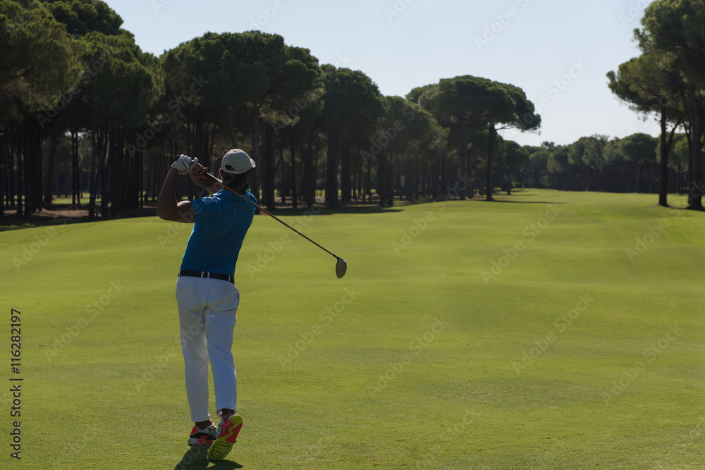 Fototapeta premium golf player hitting shot