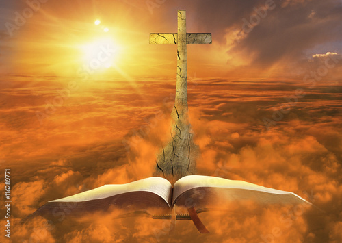 A cruz e a bíblia photo
