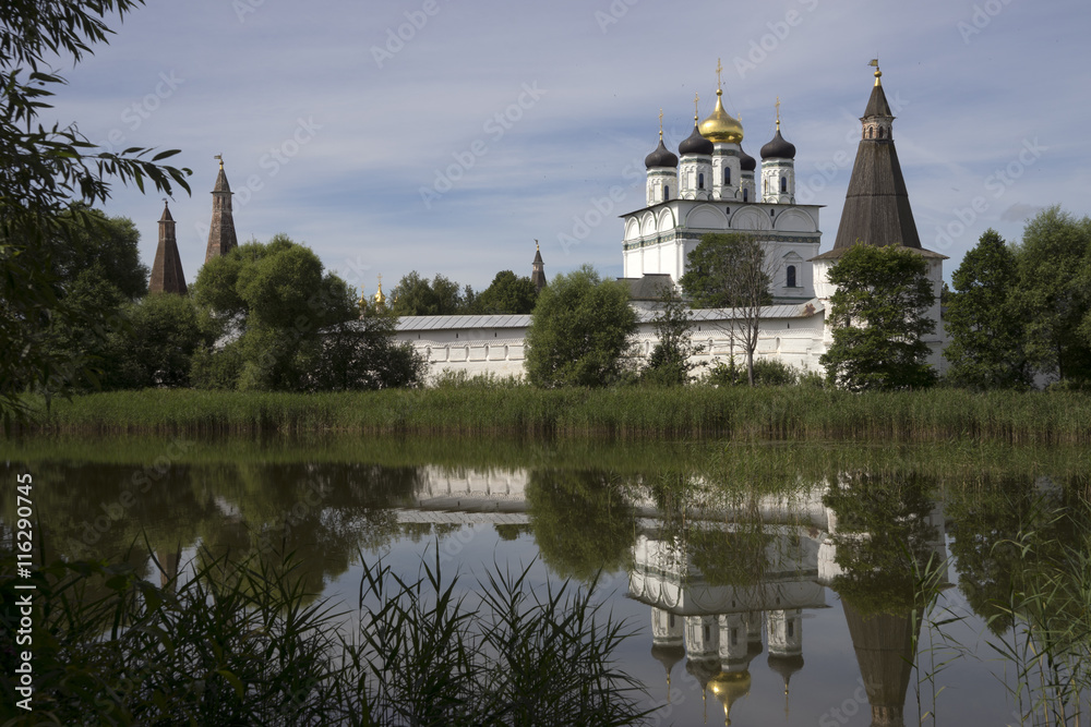 Иосифо-Волоколамский (Волоцкий) монастырь. Вид с озера.