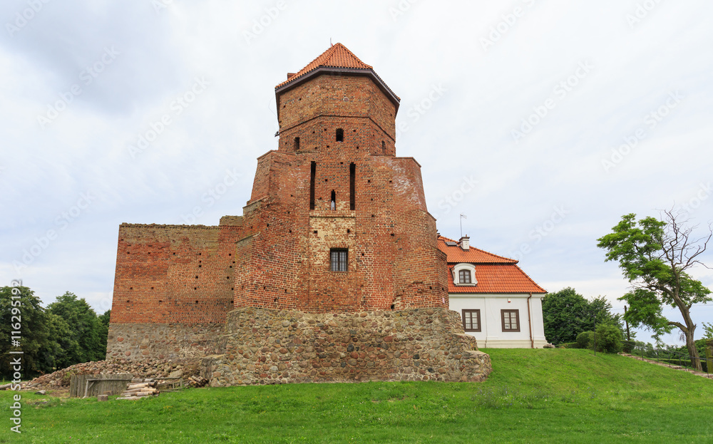 Zamek w Liwie – ruina gotyckiego zamku książęcego z XV wieku jako strażnica graniczna nad Liwcem, oddzielającym Podlasie od Mazowsza. Obok zabytkowy Dwór Kancelarii mieszczący muzeum