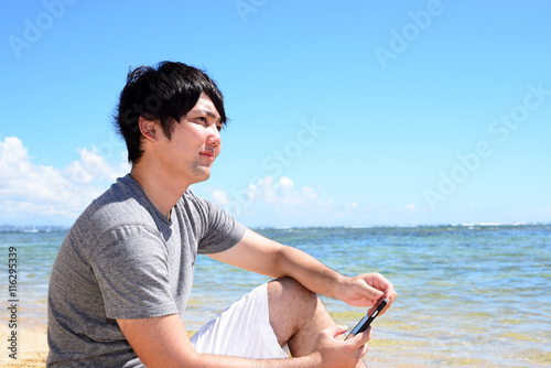 沖縄の美しいビーチで寛ぐ男性