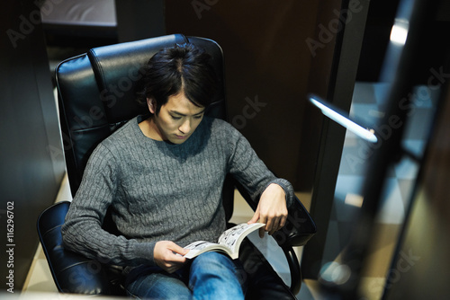 漫画を読む男性 photo