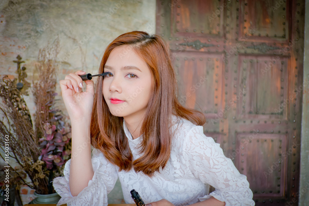 Fototapeta premium girl looking up The mascara