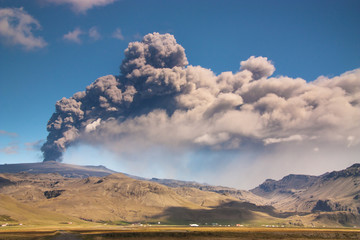Fotobehang Vulkaan Uitbarsting Eyjafjallajokull op IJsland  © knlml