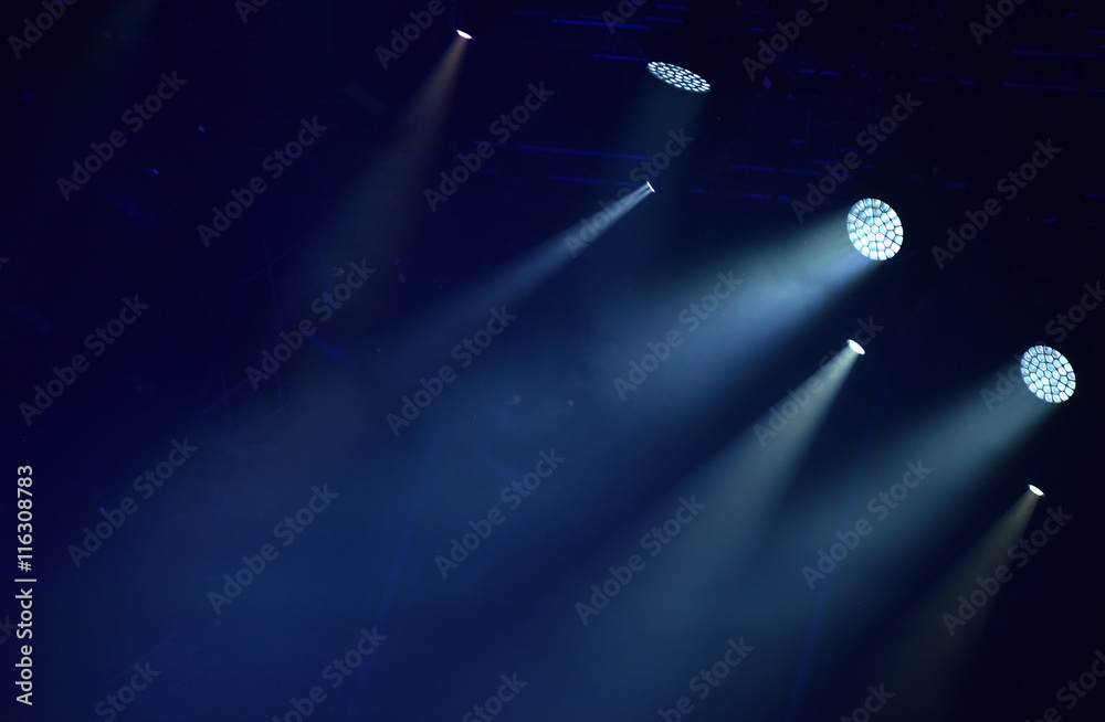 Fototapeta premium Niebieskie światła sceniczne, pokaz świetlny na koncercie
