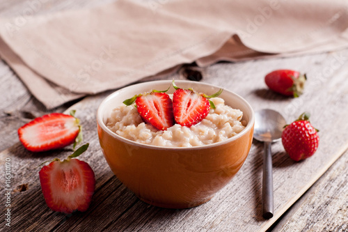Oats porridge with strawberry in bowl