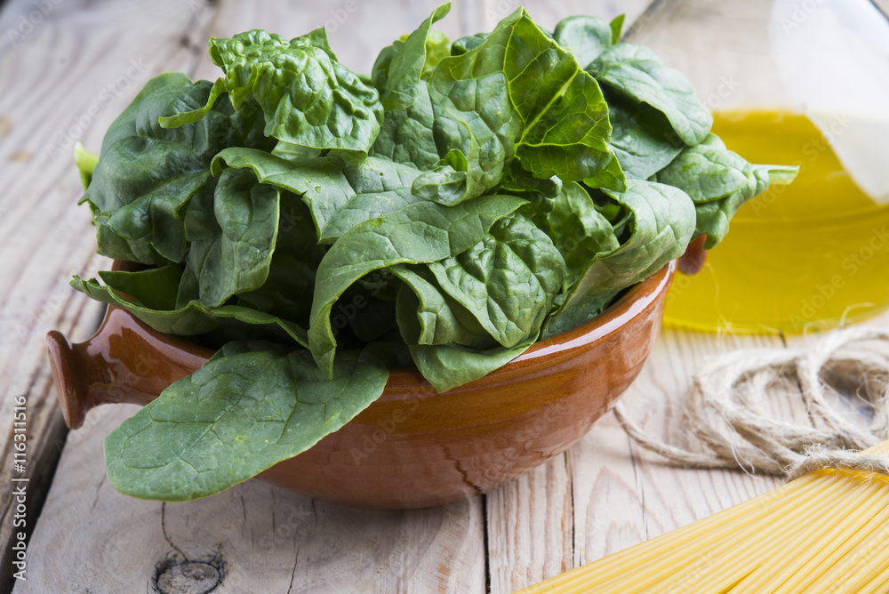 Spaghettis with spinach and Parmesan RAW