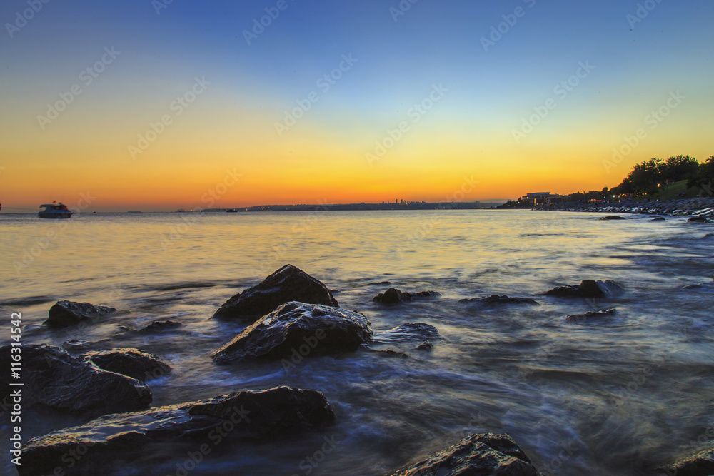 Obraz premium Silky sea view via long exposure with nd filter during sunset