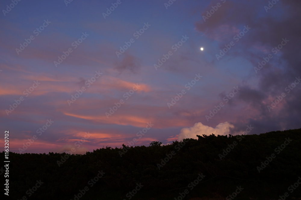 鷲羽岳 三俣山荘 キャンプ場 山小屋 日暮れ 夕方 日没 夕焼け 月 鷲羽岳 三俣山荘 キャンプ場 山小屋 日暮れ 夕方 日没 夕焼け 月