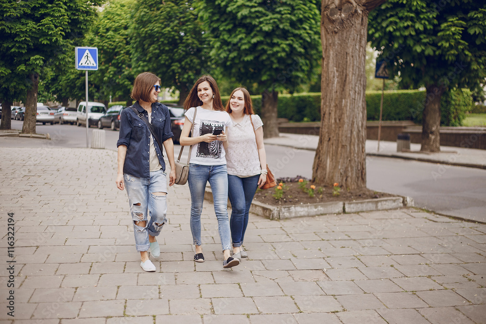 Obraz premium three beautiful girls on walk