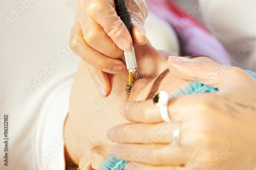 Master making permanent eyelashes make up