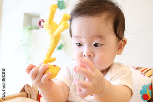 おもちゃで遊ぶ赤ちゃん