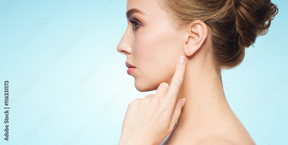 Naklejka premium piękna kobieta wskazując palcem na ucho