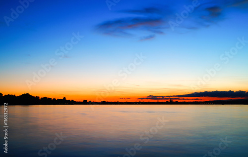 Schöner Sommerabend am Bodensee zur blauen Stunde