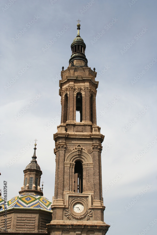 Fototapeta premium Campanario de Basílica del Pilar, Zaragoza (España)