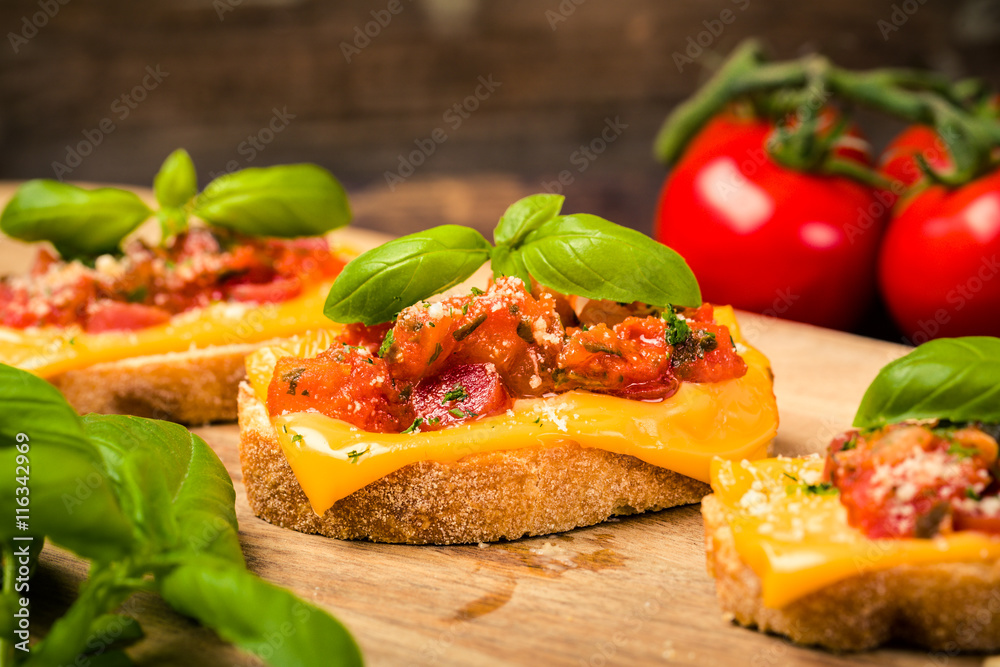 Bruschetta mit Salami und Käse Bruschetta mit Salami und Käse
