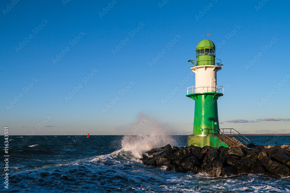 Obraz premium Kret w Warnemünde w burzliwy dzień