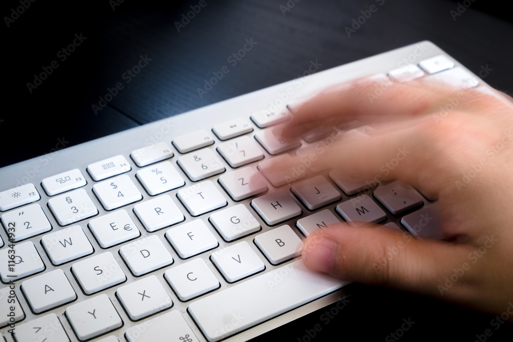 Mit einer Hand auf weißer Tastatur tippen