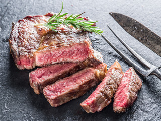Fototapete Steakhouse Medium gebratenes Ribeye Steak  © volff