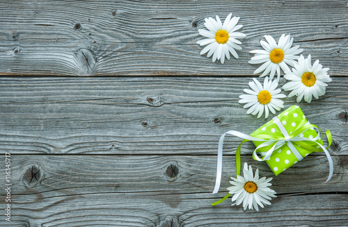 Fototapeta Naklejka Na Ścianę i Meble -  Daisy flowers on wooden background