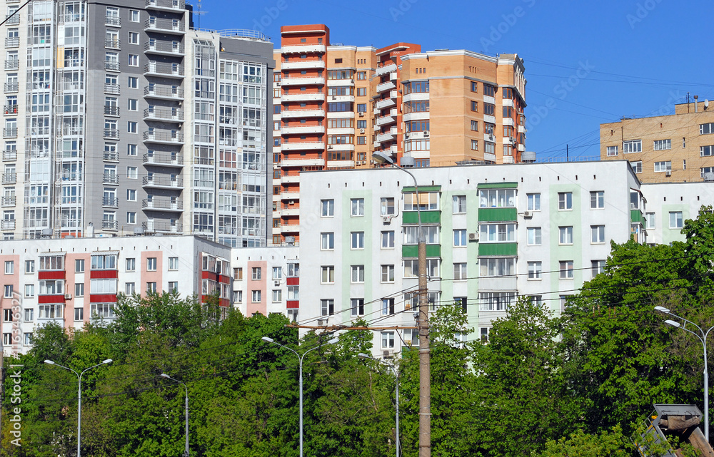 Современные высотные жилые дома и девятиэтажные дома в Москве