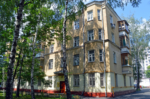 Четырёхэтажный двухподъездный кирпичный жилой дом в Москве
