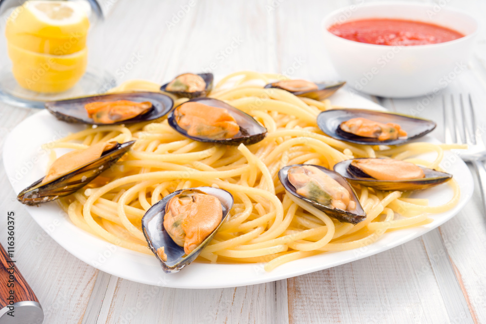 Italian pasta with Galician mussels in wood