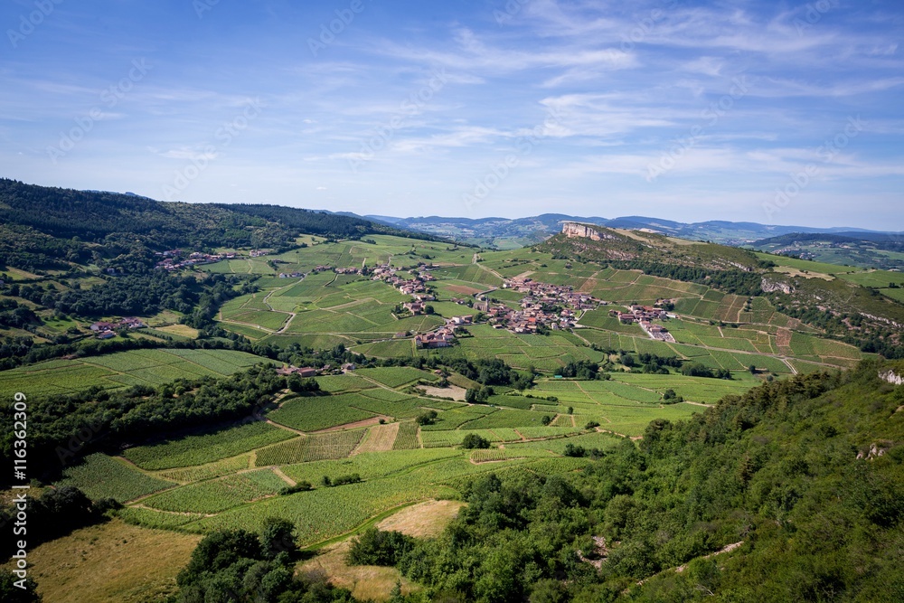 Village français de Bourgogne, Vergisson,  en vue aérienne