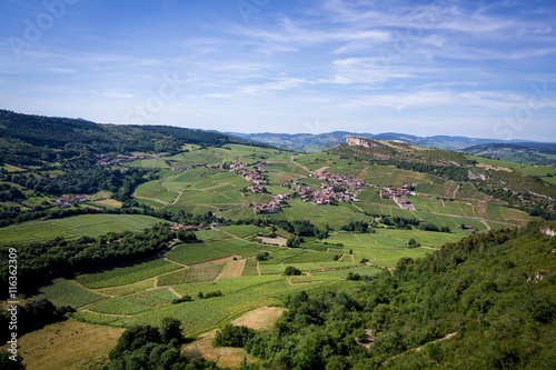 Village français de Bourgogne, Vergisson, en vue aérienne