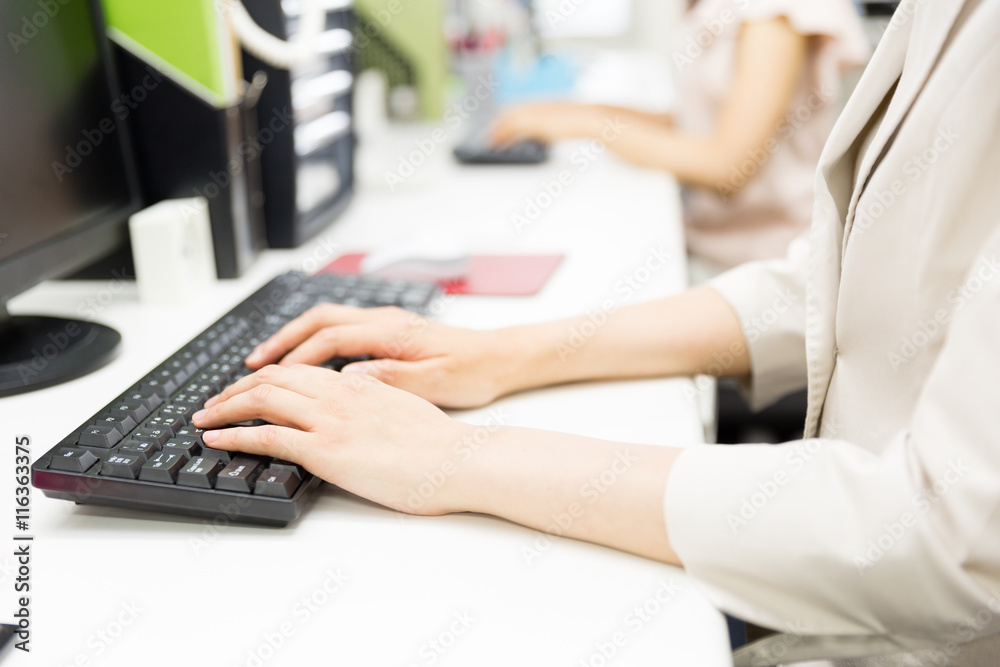 asian businesspeople in the office asian businesspeople in the office