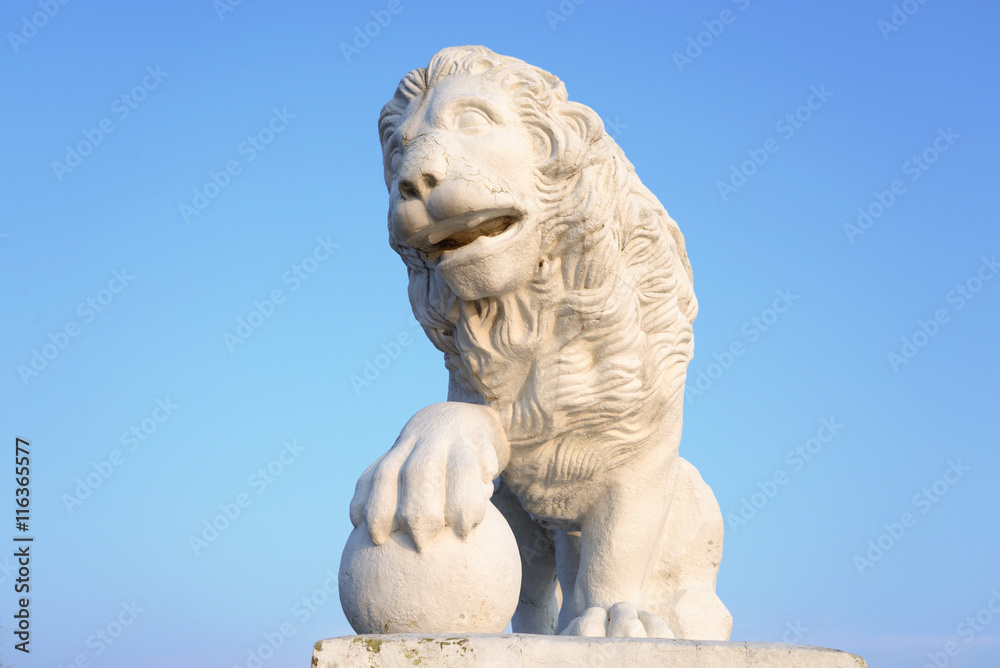 Statue of lion.